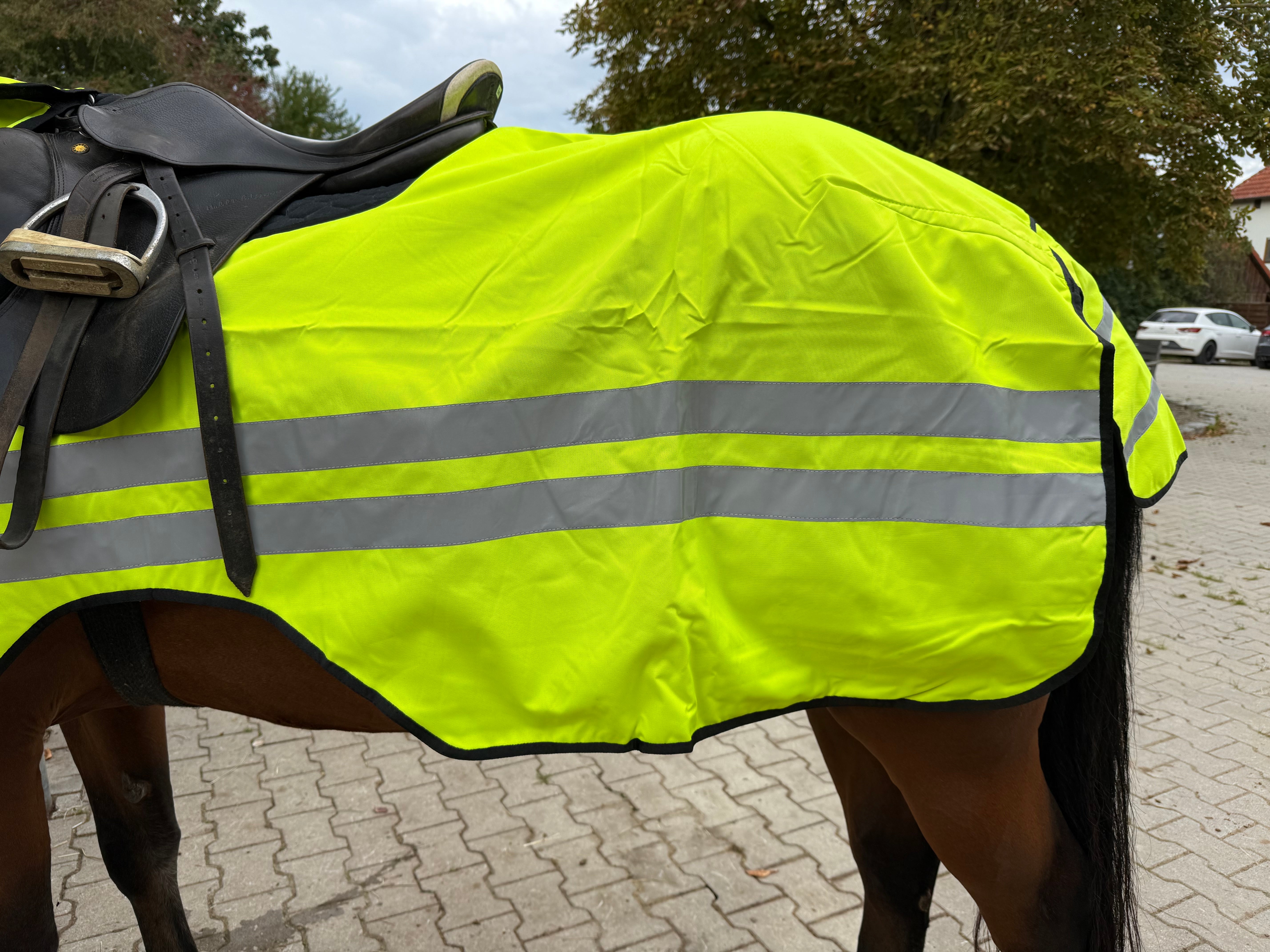 Ausreitdecke aus fluoreszierendem gelbem Stoff