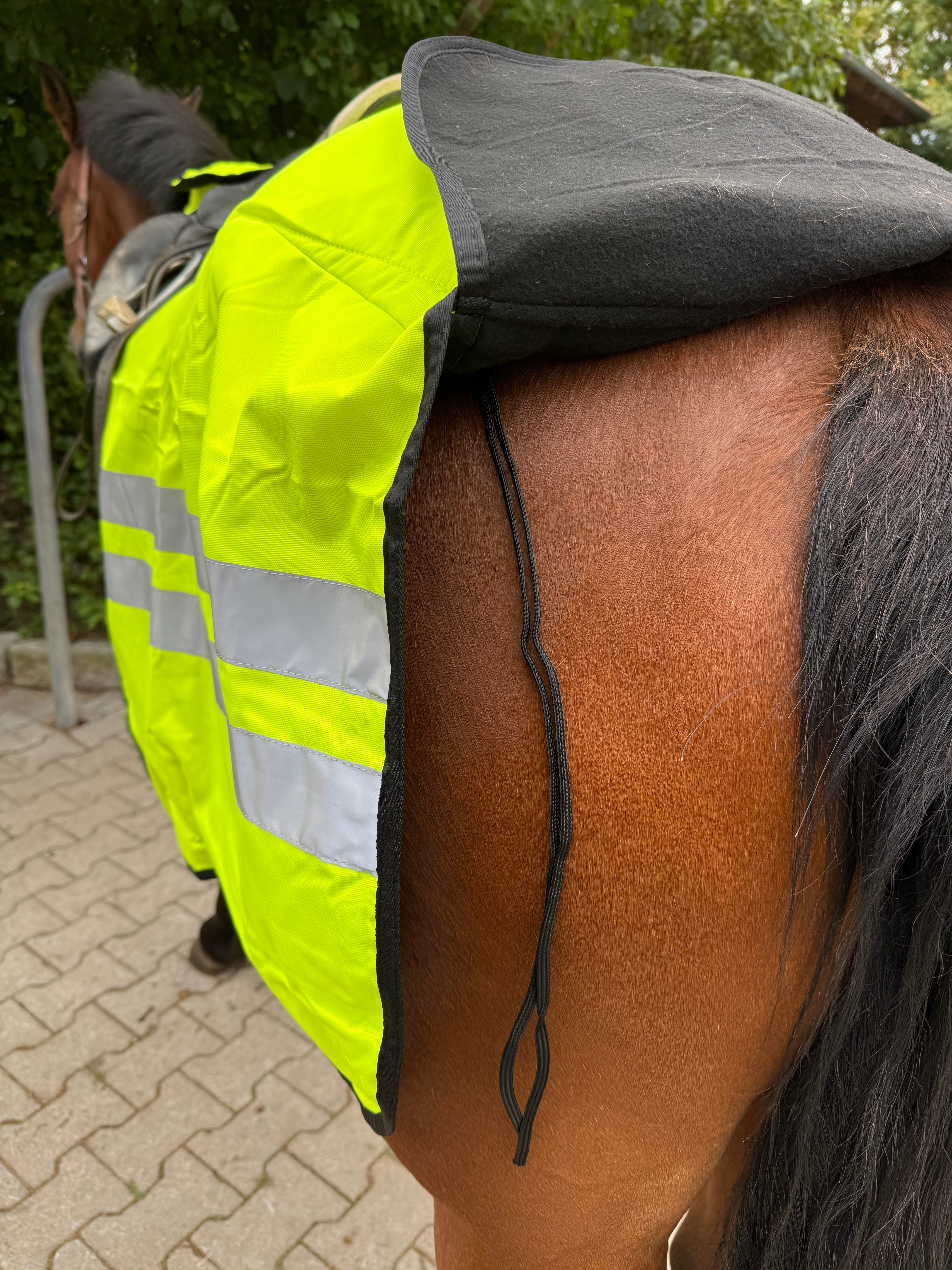 Ausreitdecke aus fluoreszierendem gelbem Stoff