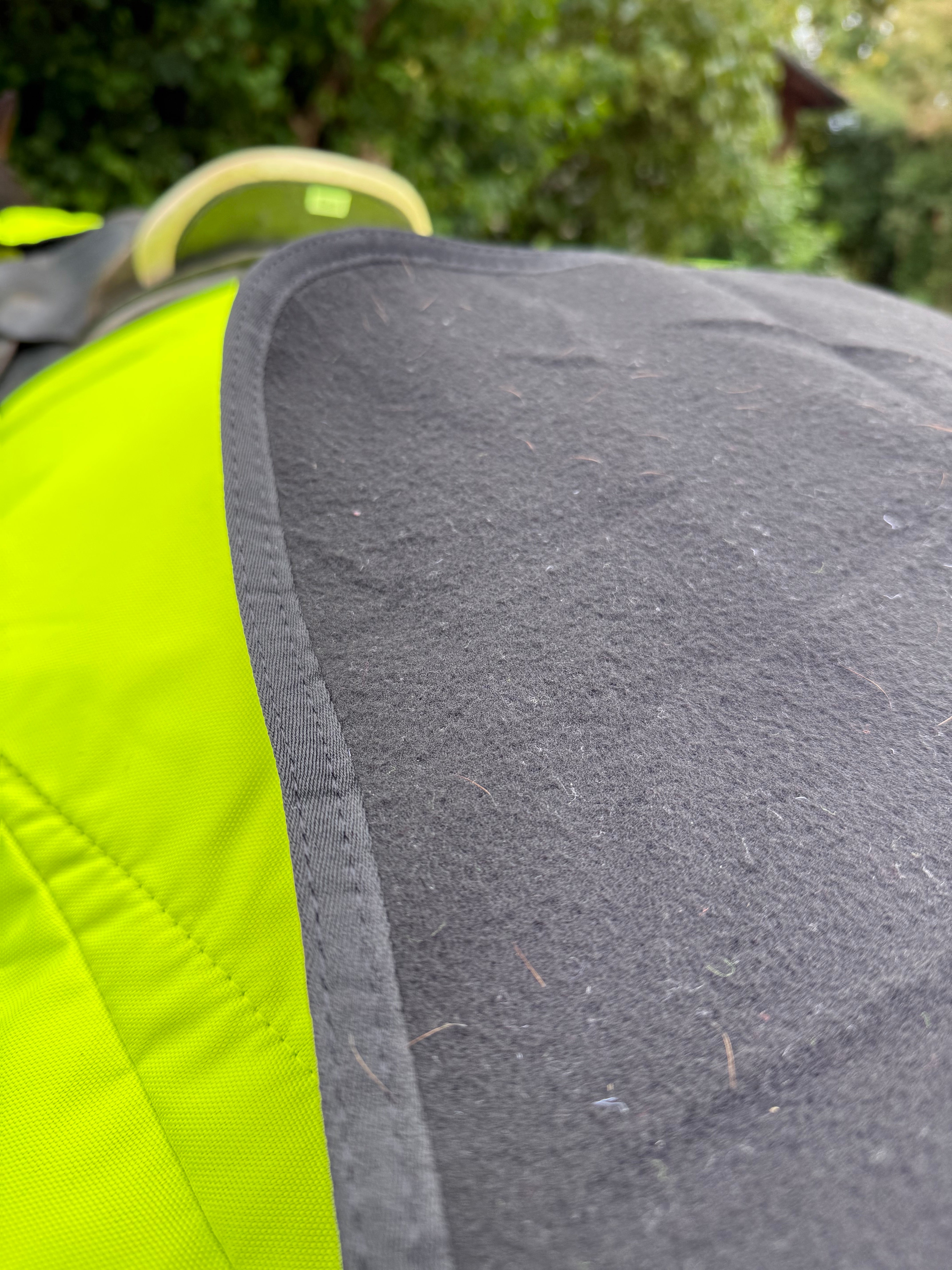 Ausreitdecke aus fluoreszierendem gelbem Stoff